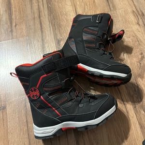 Snow boots
